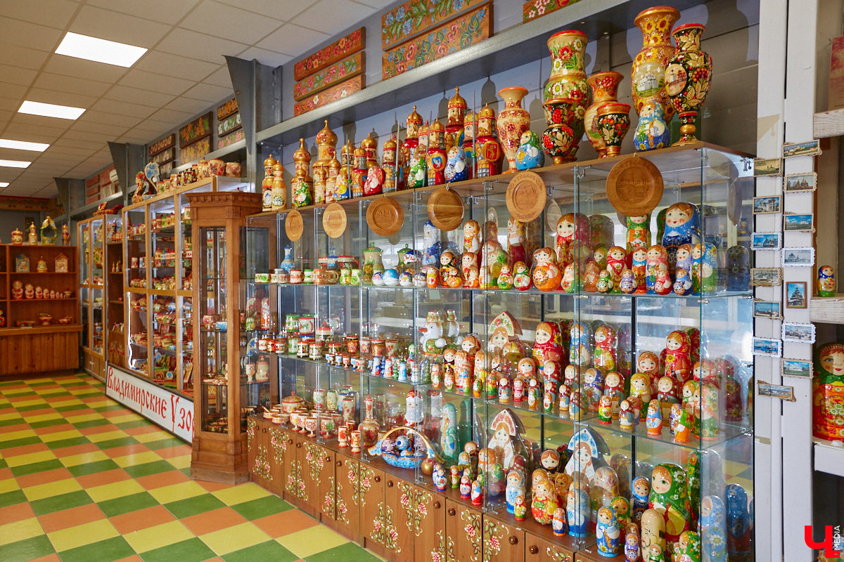 Мастера мануфактуры «Владимиро-Суздальские узоры» готовы удивлять. На этот раз художники взялись за роспись большой матрешки, которая состоит из пятидесяти частей. Игрушка – повторение рекорда 55-летней давности.