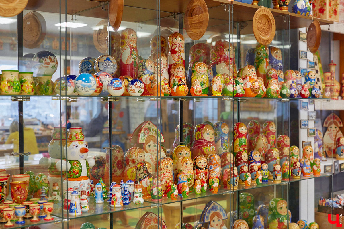 Мастера мануфактуры «Владимиро-Суздальские узоры» готовы удивлять. На этот раз художники взялись за роспись большой матрешки, которая состоит из пятидесяти частей. Игрушка – повторение рекорда 55-летней давности.