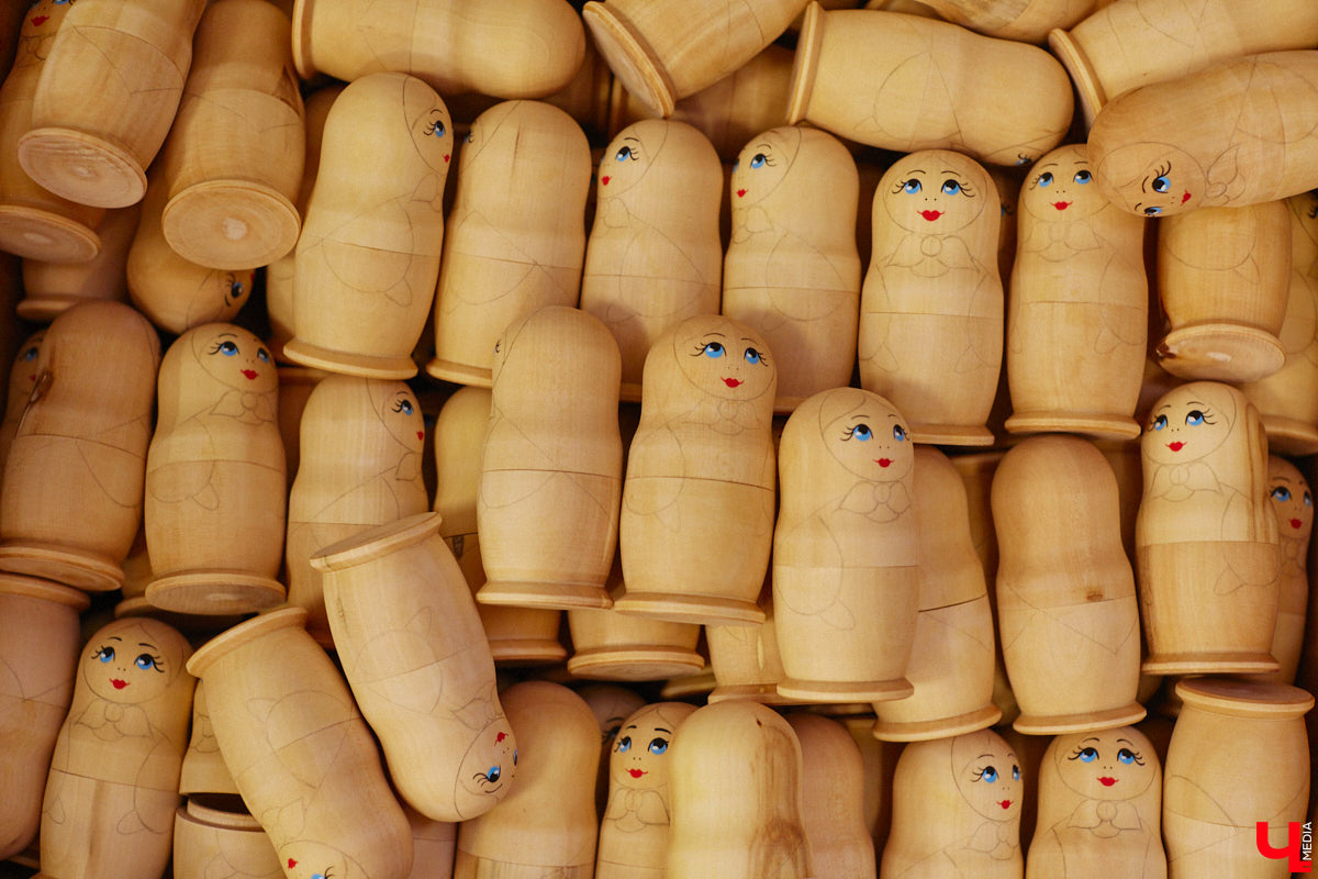 Мастера мануфактуры «Владимиро-Суздальские узоры» готовы удивлять. На этот раз художники взялись за роспись большой матрешки, которая состоит из пятидесяти частей. Игрушка – повторение рекорда 55-летней давности.