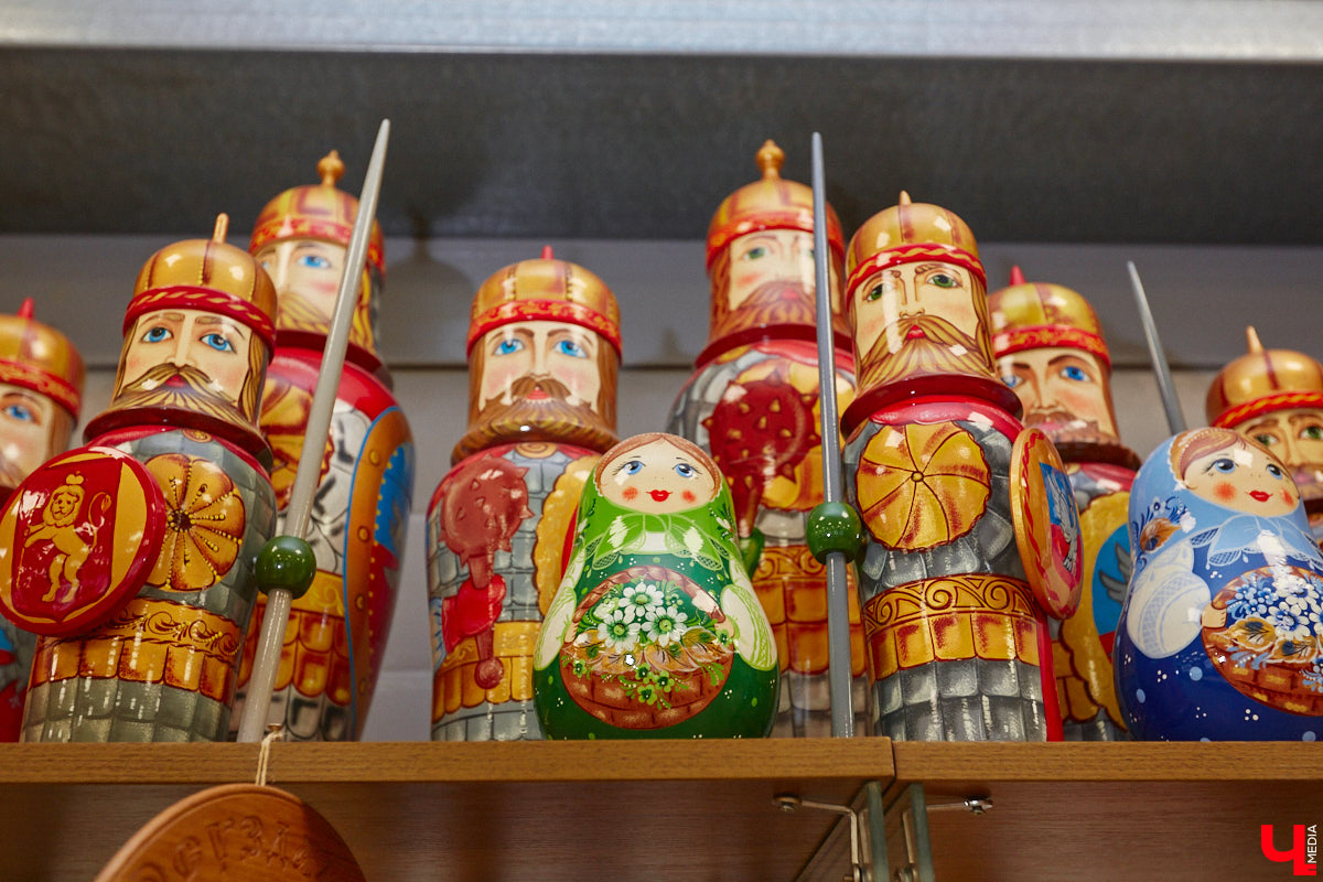 Мастера мануфактуры «Владимиро-Суздальские узоры» готовы удивлять. На этот раз художники взялись за роспись большой матрешки, которая состоит из пятидесяти частей. Игрушка – повторение рекорда 55-летней давности.