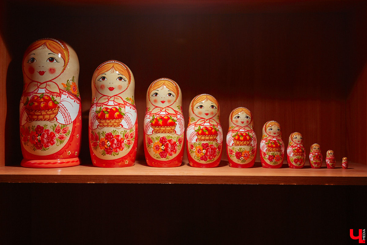 Мастера мануфактуры «Владимиро-Суздальские узоры» готовы удивлять. На этот раз художники взялись за роспись большой матрешки, которая состоит из пятидесяти частей. Игрушка – повторение рекорда 55-летней давности.
