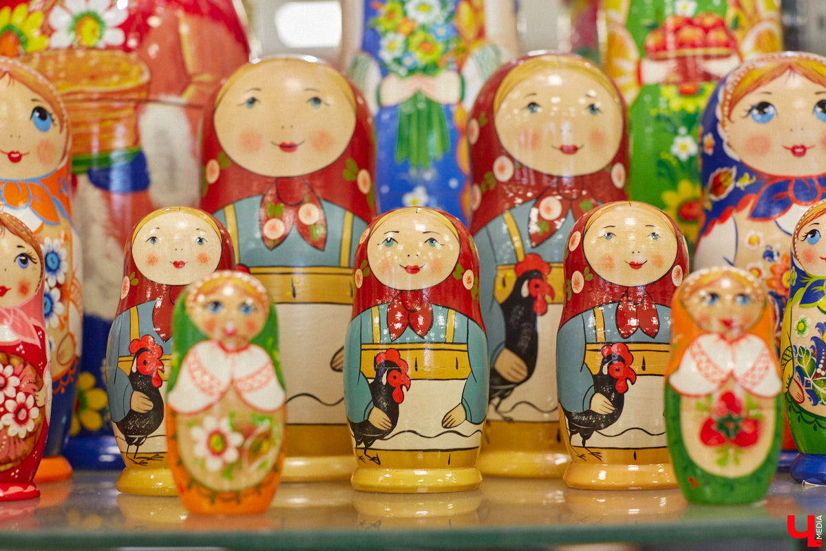 Мастера мануфактуры «Владимиро-Суздальские узоры» готовы удивлять. На этот раз художники взялись за роспись большой матрешки, которая состоит из пятидесяти частей. Игрушка – повторение рекорда 55-летней давности.