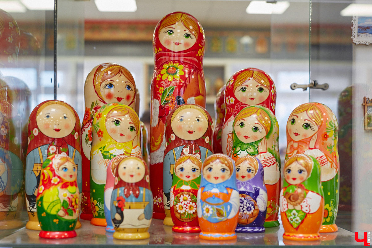 Мастера мануфактуры «Владимиро-Суздальские узоры» готовы удивлять. На этот раз художники взялись за роспись большой матрешки, которая состоит из пятидесяти частей. Игрушка – повторение рекорда 55-летней давности.