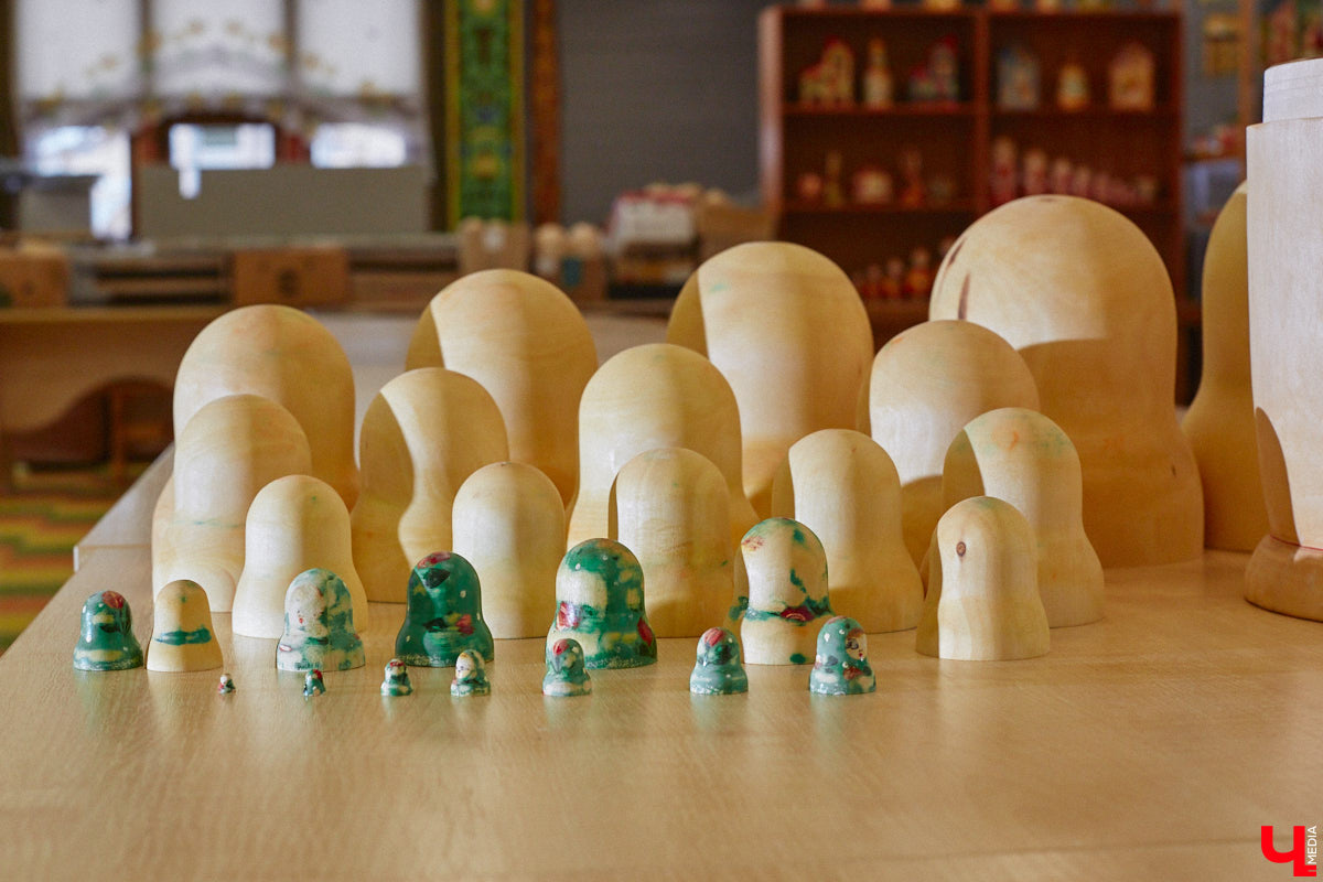 Мастера мануфактуры «Владимиро-Суздальские узоры» готовы удивлять. На этот раз художники взялись за роспись большой матрешки, которая состоит из пятидесяти частей. Игрушка – повторение рекорда 55-летней давности.