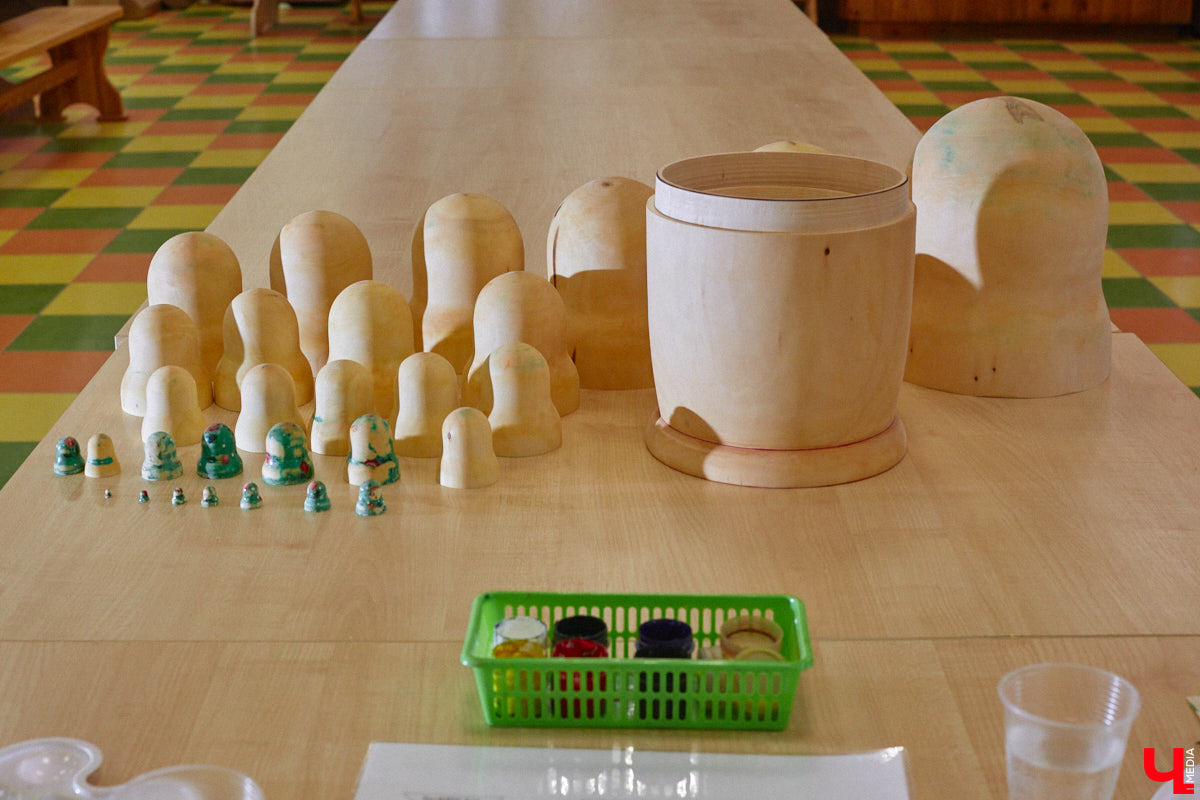 Мастера мануфактуры «Владимиро-Суздальские узоры» готовы удивлять. На этот раз художники взялись за роспись большой матрешки, которая состоит из пятидесяти частей. Игрушка – повторение рекорда 55-летней давности.