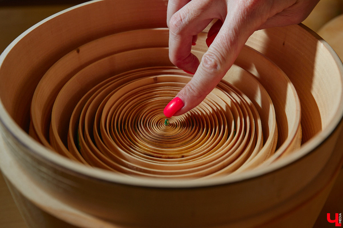 Мастера мануфактуры «Владимиро-Суздальские узоры» готовы удивлять. На этот раз художники взялись за роспись большой матрешки, которая состоит из пятидесяти частей. Игрушка – повторение рекорда 55-летней давности.