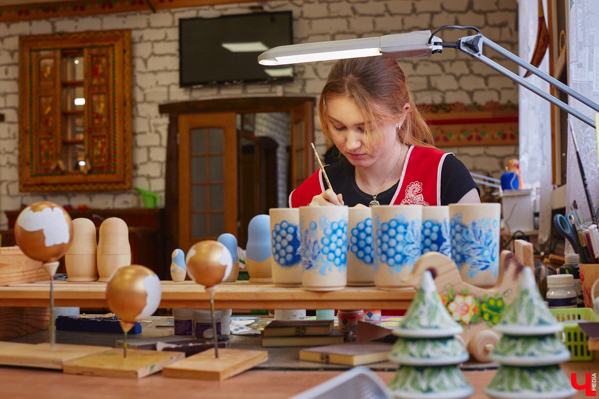 Мастера мануфактуры «Владимиро-Суздальские узоры» готовы удивлять. На этот раз художники взялись за роспись большой матрешки, которая состоит из пятидесяти частей. Игрушка – повторение рекорда 55-летней давности.