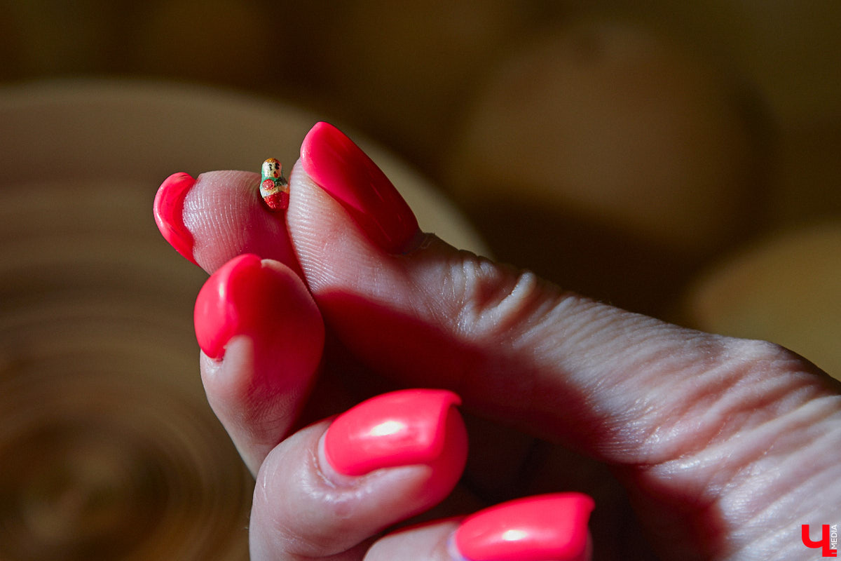 Мастера мануфактуры «Владимиро-Суздальские узоры» готовы удивлять. На этот раз художники взялись за роспись большой матрешки, которая состоит из пятидесяти частей. Игрушка – повторение рекорда 55-летней давности.