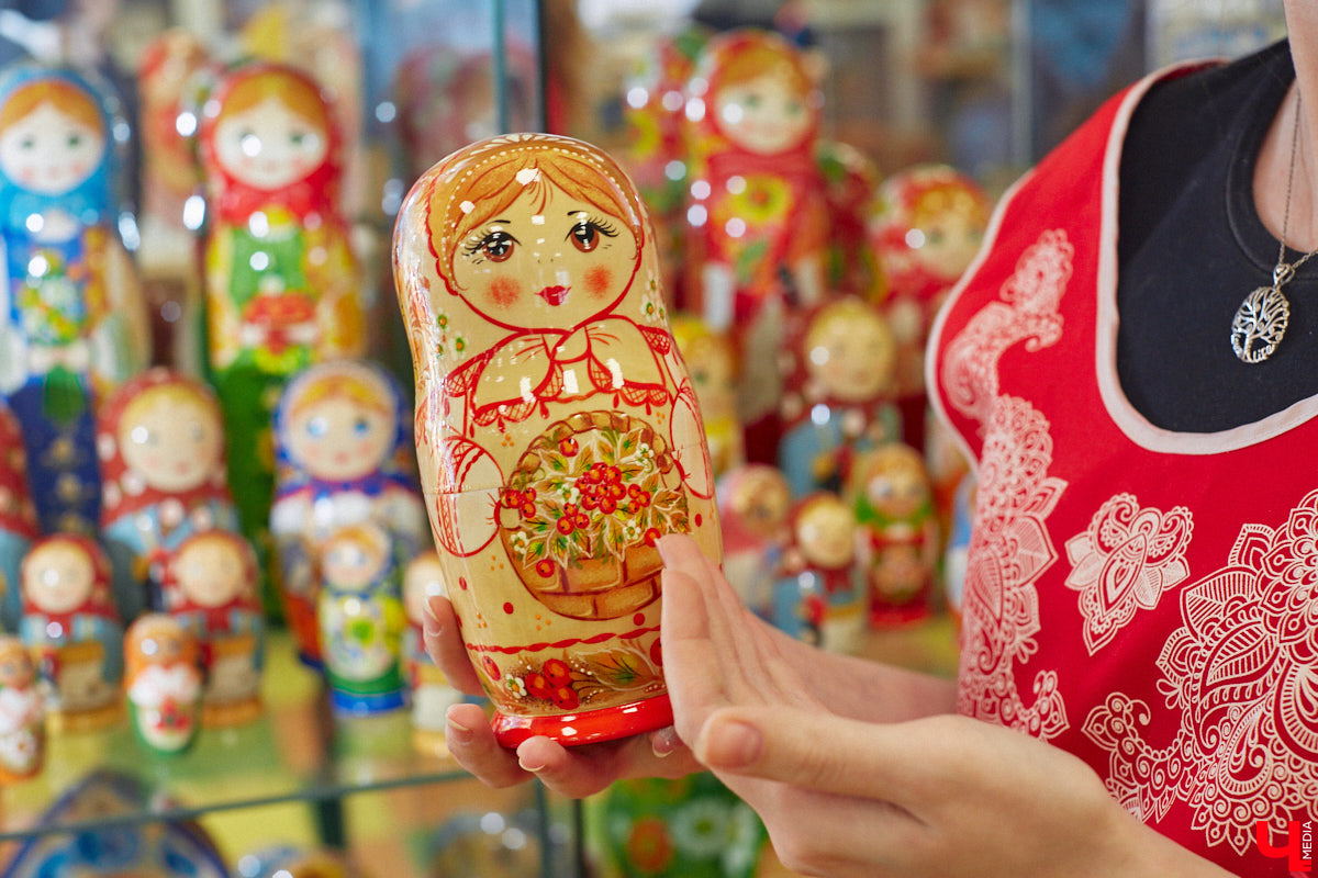 Мастера мануфактуры «Владимиро-Суздальские узоры» готовы удивлять. На этот раз художники взялись за роспись большой матрешки, которая состоит из пятидесяти частей. Игрушка – повторение рекорда 55-летней давности.