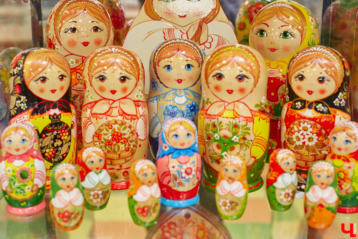 Мастера мануфактуры «Владимиро-Суздальские узоры» готовы удивлять. На этот раз художники взялись за роспись большой матрешки, которая состоит из пятидесяти частей. Игрушка – повторение рекорда 55-летней давности.