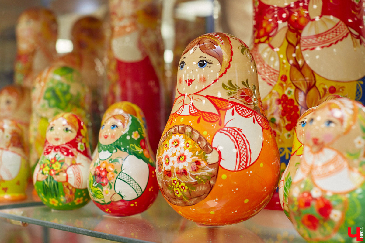 Мастера мануфактуры «Владимиро-Суздальские узоры» готовы удивлять. На этот раз художники взялись за роспись большой матрешки, которая состоит из пятидесяти частей. Игрушка – повторение рекорда 55-летней давности.