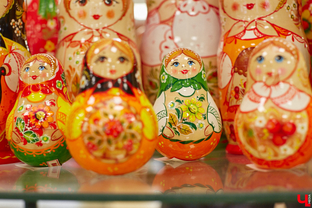 Мастера мануфактуры «Владимиро-Суздальские узоры» готовы удивлять. На этот раз художники взялись за роспись большой матрешки, которая состоит из пятидесяти частей. Игрушка – повторение рекорда 55-летней давности.