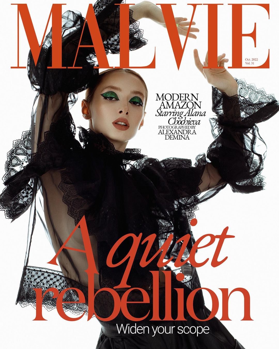 Не так давно снимки владимирской певицы Аланы Чочиевой блеснули на обложке французского журнала MALVIE. А все благодаря удачной коллаборации с фотографом. Чем помимо съемок для глянца занимается вокалистка сейчас, спустя несколько лет после участия в «Голосе»?