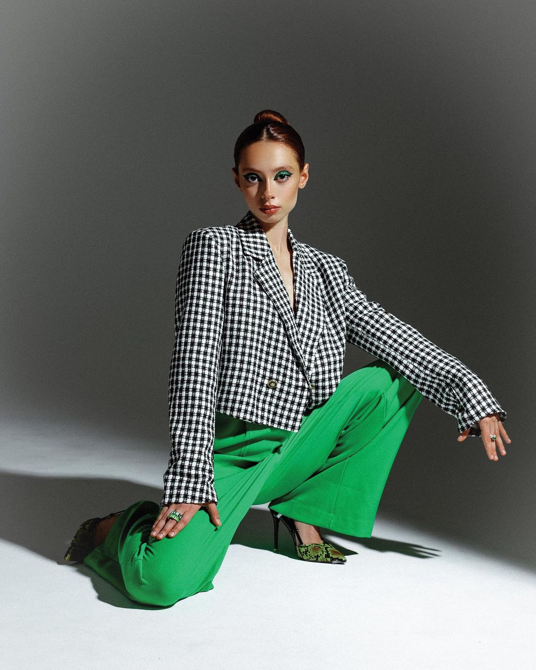 Не так давно снимки владимирской певицы Аланы Чочиевой блеснули на обложке французского журнала MALVIE. А все благодаря удачной коллаборации с фотографом. Чем помимо съемок для глянца занимается вокалистка сейчас, спустя несколько лет после участия в «Голосе»?