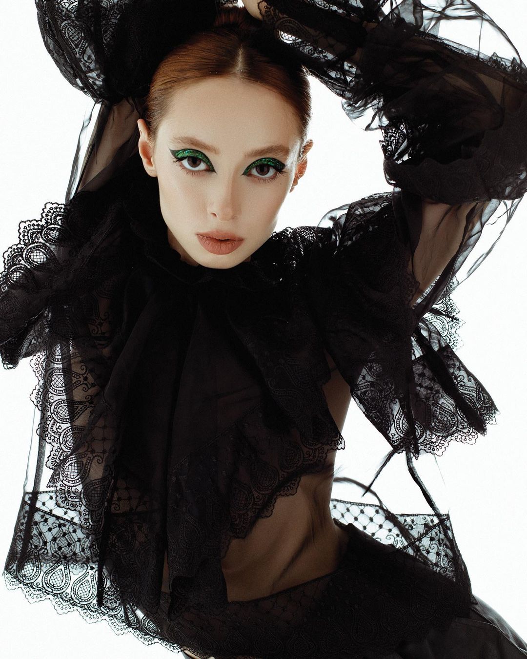 Не так давно снимки владимирской певицы Аланы Чочиевой блеснули на обложке французского журнала MALVIE. А все благодаря удачной коллаборации с фотографом. Чем помимо съемок для глянца занимается вокалистка сейчас, спустя несколько лет после участия в «Голосе»?