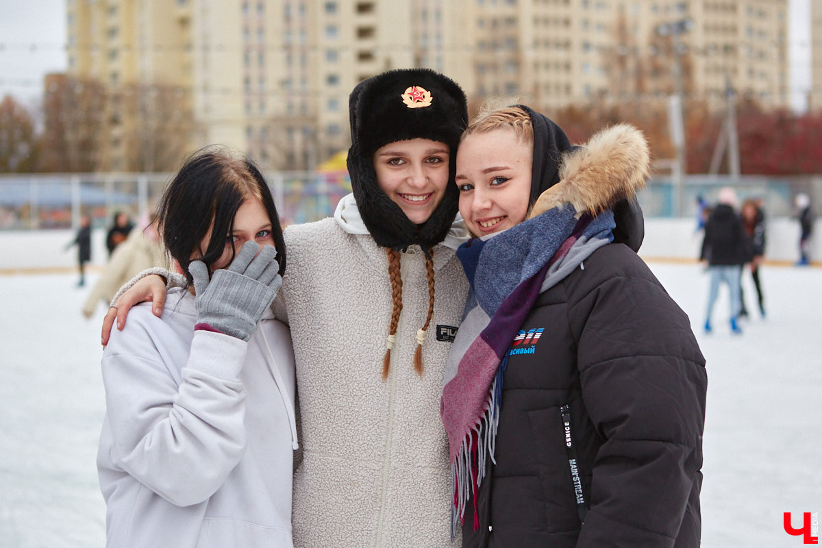 За окном еще ноябрь, но время для зимних забав настало. По традиции самым первым во Владимире открылся каток на свежем воздухе «Пингвин». Рассказываем, сколько стоит выйти на лед, и показываем фотоотчет с лицами тех, кто уже успел это сделать.