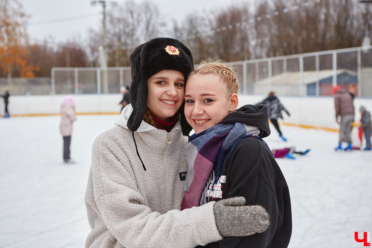 За окном еще ноябрь, но время для зимних забав настало. По традиции самым первым во Владимире открылся каток на свежем воздухе «Пингвин». Рассказываем, сколько стоит выйти на лед, и показываем фотоотчет с лицами тех, кто уже успел это сделать.