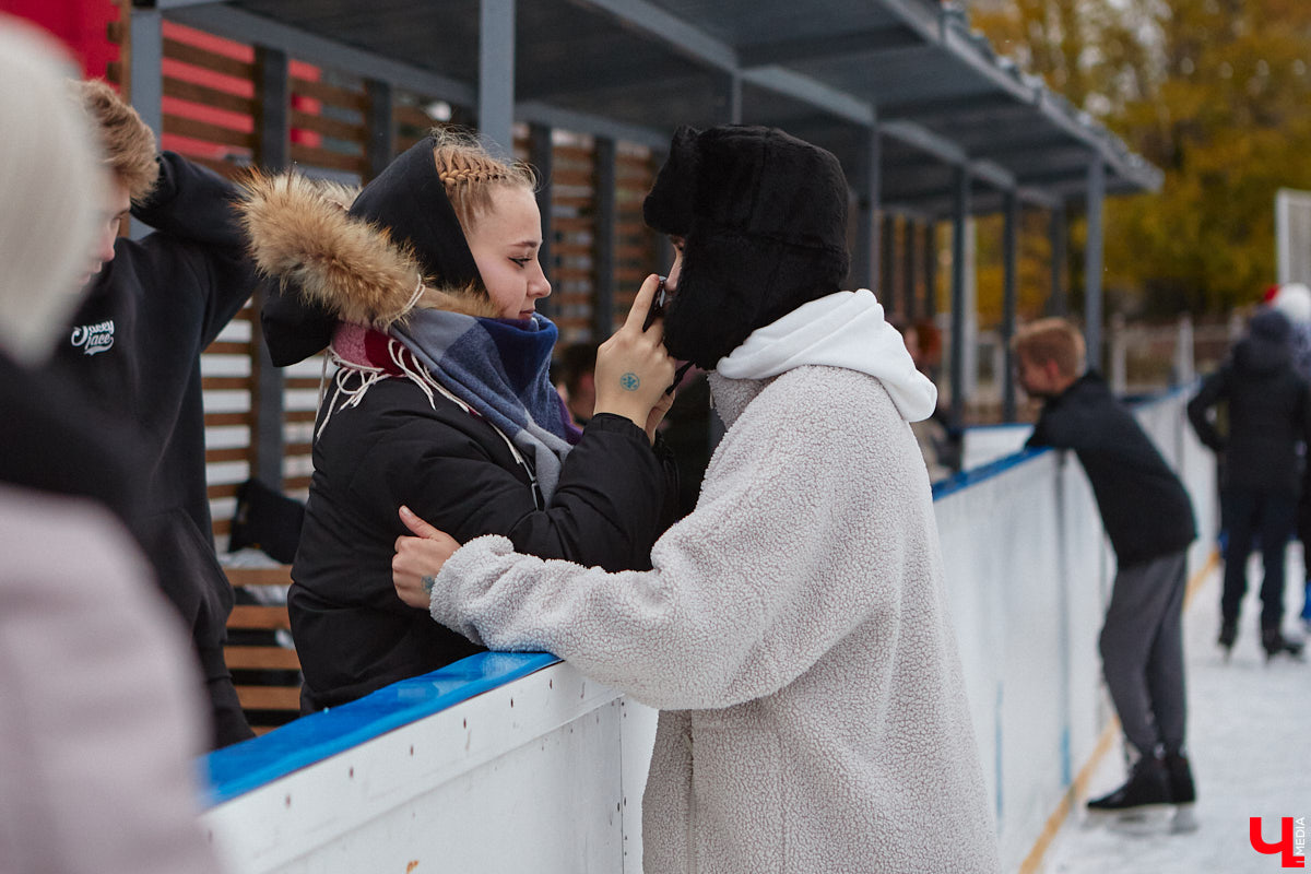 За окном еще ноябрь, но время для зимних забав настало. По традиции самым первым во Владимире открылся каток на свежем воздухе «Пингвин». Рассказываем, сколько стоит выйти на лед, и показываем фотоотчет с лицами тех, кто уже успел это сделать.