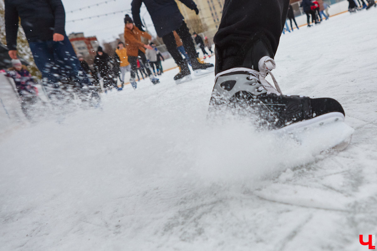 За окном еще ноябрь, но время для зимних забав настало. По традиции самым первым во Владимире открылся каток на свежем воздухе «Пингвин». Рассказываем, сколько стоит выйти на лед, и показываем фотоотчет с лицами тех, кто уже успел это сделать.