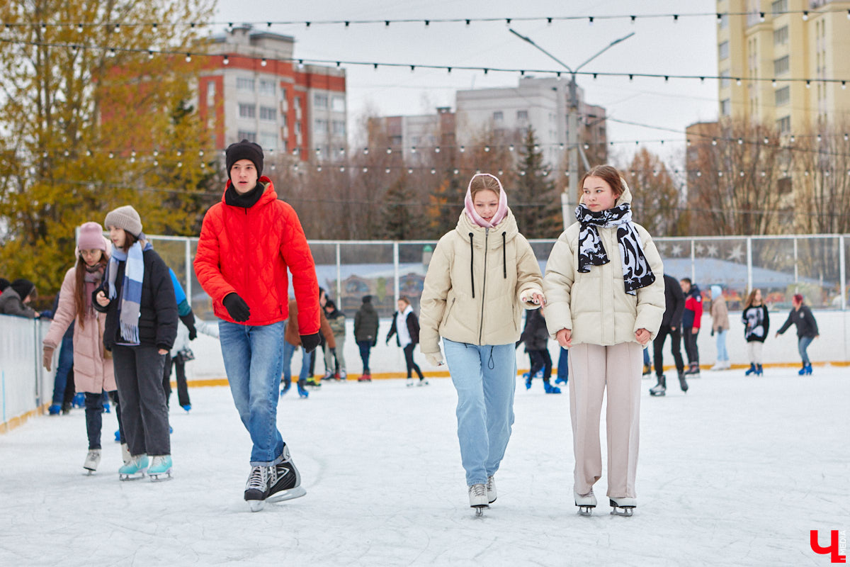 За окном еще ноябрь, но время для зимних забав настало. По традиции самым первым во Владимире открылся каток на свежем воздухе «Пингвин». Рассказываем, сколько стоит выйти на лед, и показываем фотоотчет с лицами тех, кто уже успел это сделать.
