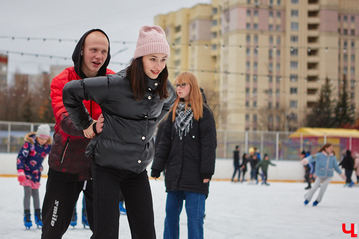 За окном еще ноябрь, но время для зимних забав настало. По традиции самым первым во Владимире открылся каток на свежем воздухе «Пингвин». Рассказываем, сколько стоит выйти на лед, и показываем фотоотчет с лицами тех, кто уже успел это сделать.