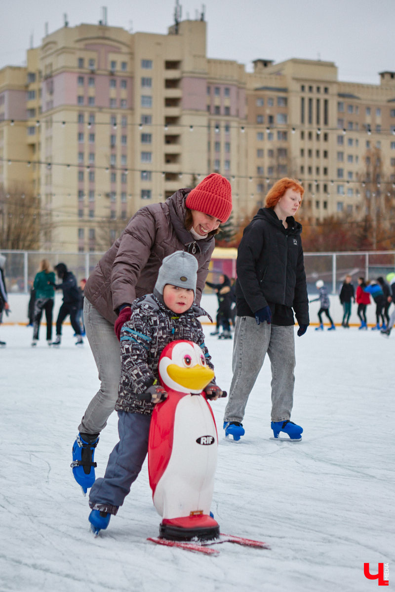 За окном еще ноябрь, но время для зимних забав настало. По традиции самым первым во Владимире открылся каток на свежем воздухе «Пингвин». Рассказываем, сколько стоит выйти на лед, и показываем фотоотчет с лицами тех, кто уже успел это сделать.