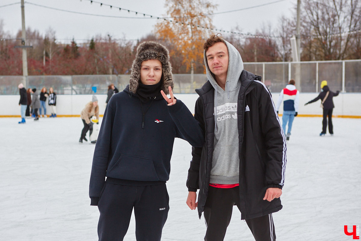 За окном еще ноябрь, но время для зимних забав настало. По традиции самым первым во Владимире открылся каток на свежем воздухе «Пингвин». Рассказываем, сколько стоит выйти на лед, и показываем фотоотчет с лицами тех, кто уже успел это сделать.