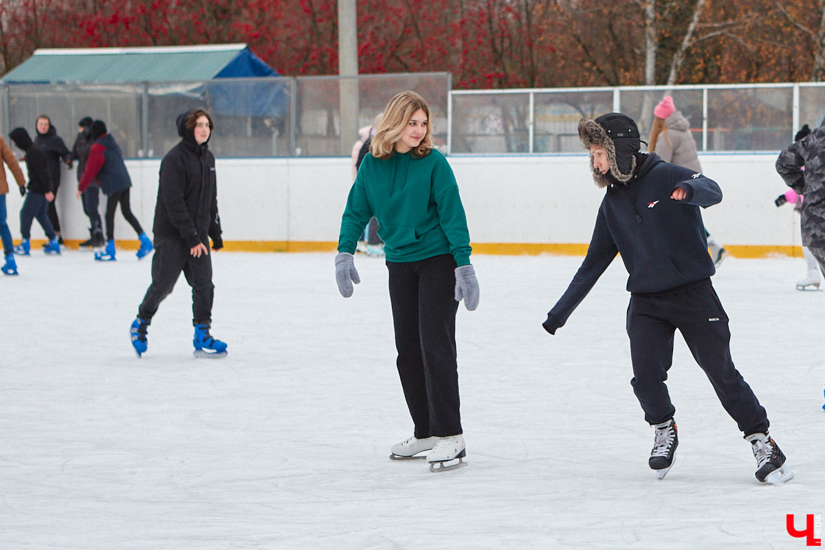 За окном еще ноябрь, но время для зимних забав настало. По традиции самым первым во Владимире открылся каток на свежем воздухе «Пингвин». Рассказываем, сколько стоит выйти на лед, и показываем фотоотчет с лицами тех, кто уже успел это сделать.