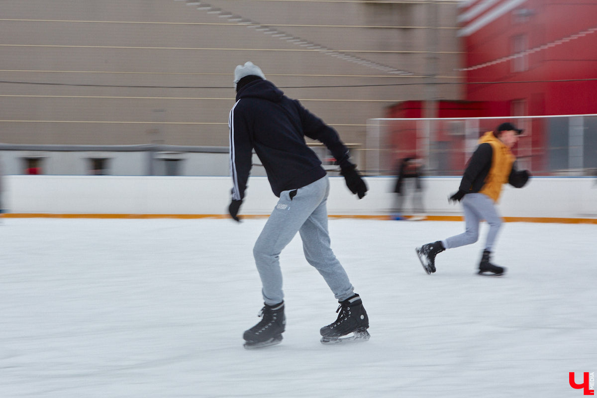 За окном еще ноябрь, но время для зимних забав настало. По традиции самым первым во Владимире открылся каток на свежем воздухе «Пингвин». Рассказываем, сколько стоит выйти на лед, и показываем фотоотчет с лицами тех, кто уже успел это сделать.