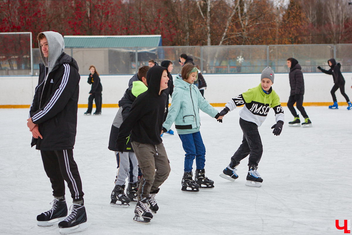 За окном еще ноябрь, но время для зимних забав настало. По традиции самым первым во Владимире открылся каток на свежем воздухе «Пингвин». Рассказываем, сколько стоит выйти на лед, и показываем фотоотчет с лицами тех, кто уже успел это сделать.
