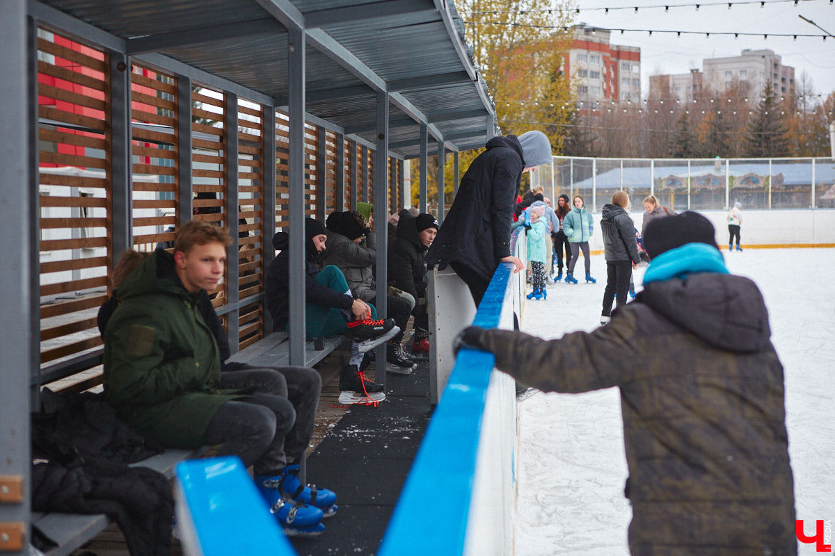 За окном еще ноябрь, но время для зимних забав настало. По традиции самым первым во Владимире открылся каток на свежем воздухе «Пингвин». Рассказываем, сколько стоит выйти на лед, и показываем фотоотчет с лицами тех, кто уже успел это сделать.