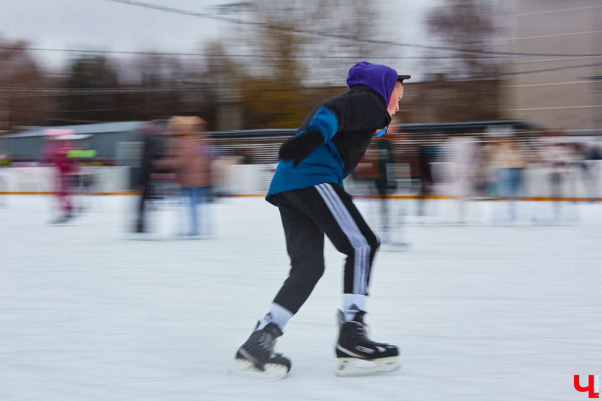 За окном еще ноябрь, но время для зимних забав настало. По традиции самым первым во Владимире открылся каток на свежем воздухе «Пингвин». Рассказываем, сколько стоит выйти на лед, и показываем фотоотчет с лицами тех, кто уже успел это сделать.
