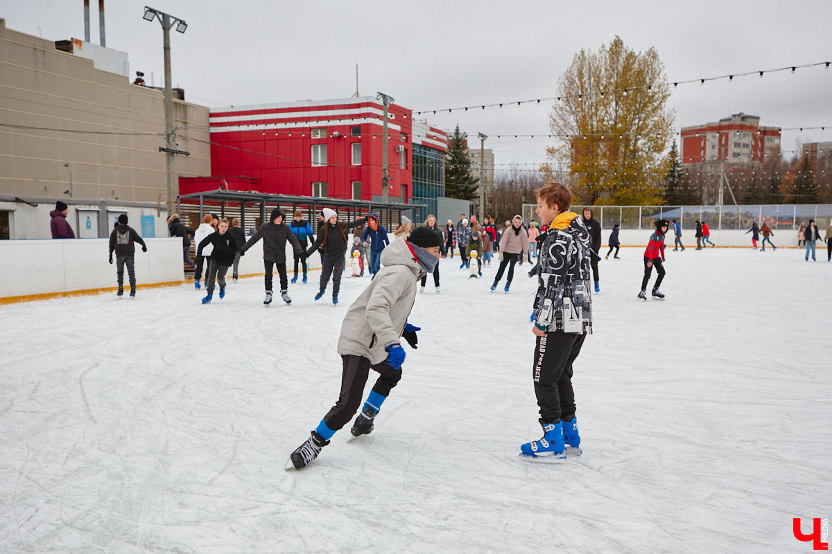 За окном еще ноябрь, но время для зимних забав настало. По традиции самым первым во Владимире открылся каток на свежем воздухе «Пингвин». Рассказываем, сколько стоит выйти на лед, и показываем фотоотчет с лицами тех, кто уже успел это сделать.