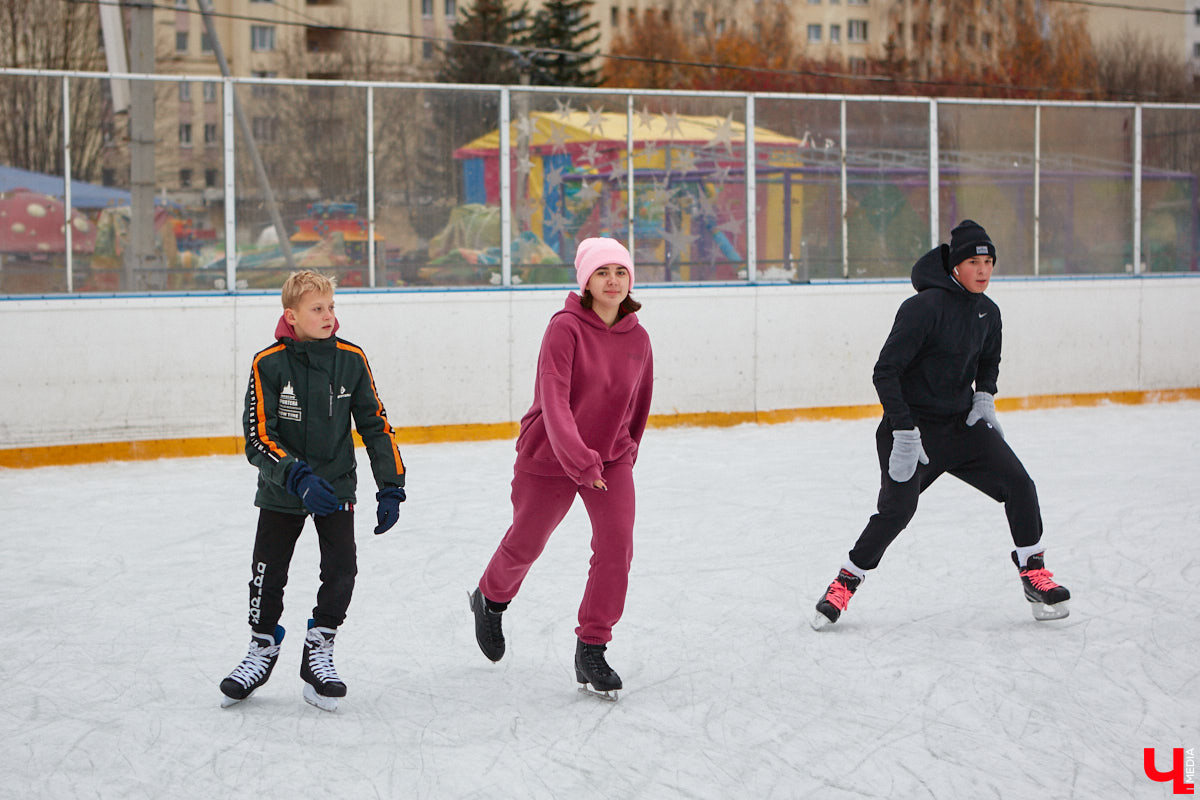 За окном еще ноябрь, но время для зимних забав настало. По традиции самым первым во Владимире открылся каток на свежем воздухе «Пингвин». Рассказываем, сколько стоит выйти на лед, и показываем фотоотчет с лицами тех, кто уже успел это сделать.