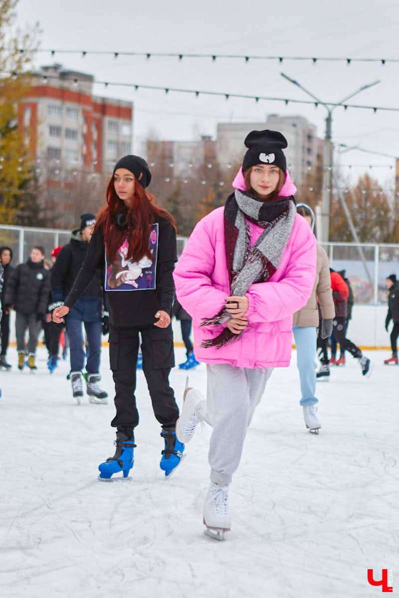 За окном еще ноябрь, но время для зимних забав настало. По традиции самым первым во Владимире открылся каток на свежем воздухе «Пингвин». Рассказываем, сколько стоит выйти на лед, и показываем фотоотчет с лицами тех, кто уже успел это сделать.