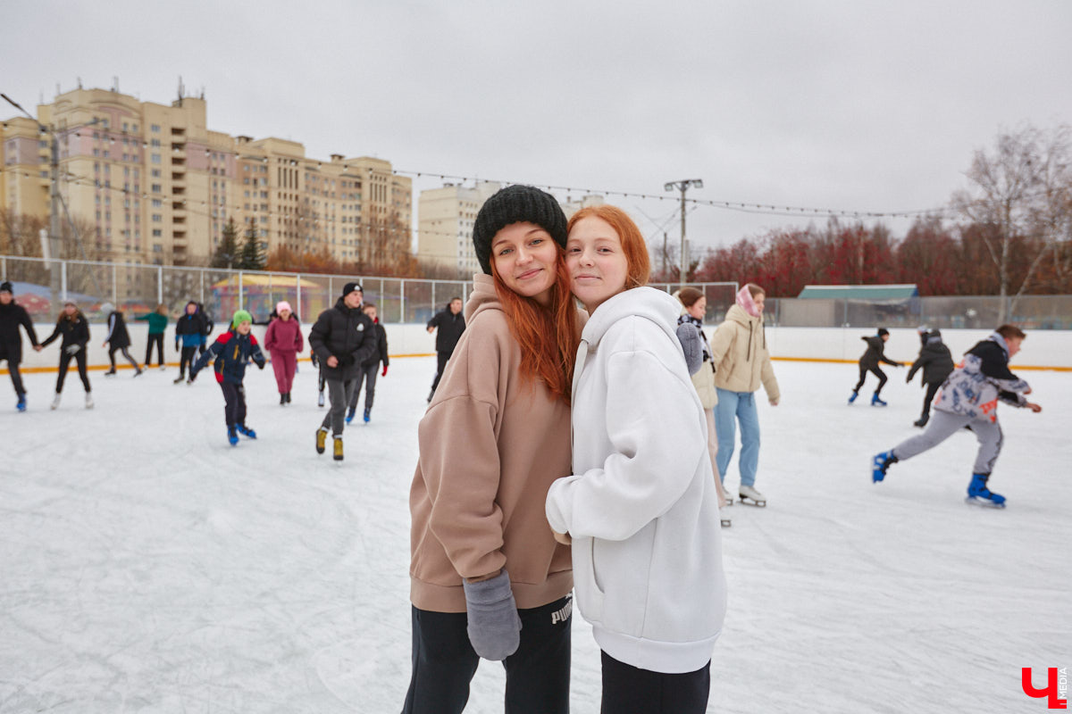 За окном еще ноябрь, но время для зимних забав настало. По традиции самым первым во Владимире открылся каток на свежем воздухе «Пингвин». Рассказываем, сколько стоит выйти на лед, и показываем фотоотчет с лицами тех, кто уже успел это сделать.