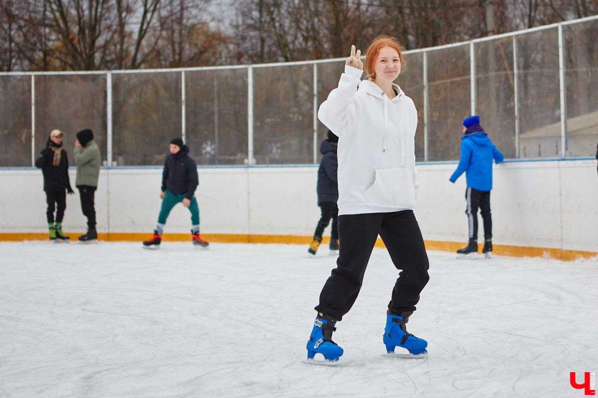 За окном еще ноябрь, но время для зимних забав настало. По традиции самым первым во Владимире открылся каток на свежем воздухе «Пингвин». Рассказываем, сколько стоит выйти на лед, и показываем фотоотчет с лицами тех, кто уже успел это сделать.