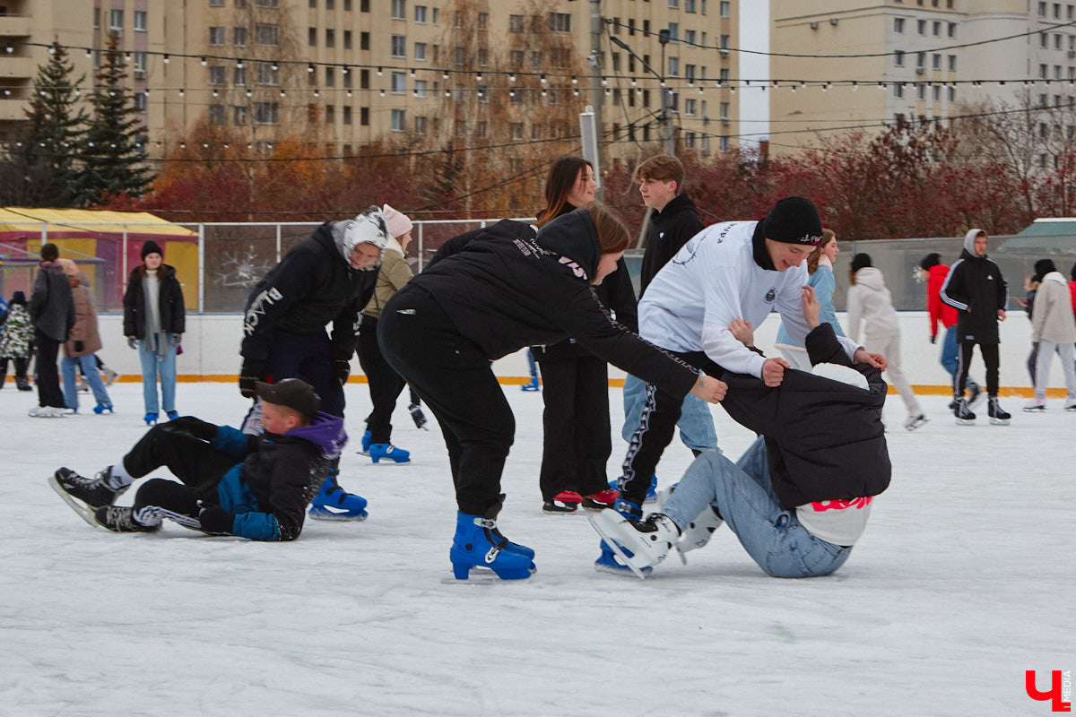 За окном еще ноябрь, но время для зимних забав настало. По традиции самым первым во Владимире открылся каток на свежем воздухе «Пингвин». Рассказываем, сколько стоит выйти на лед, и показываем фотоотчет с лицами тех, кто уже успел это сделать.