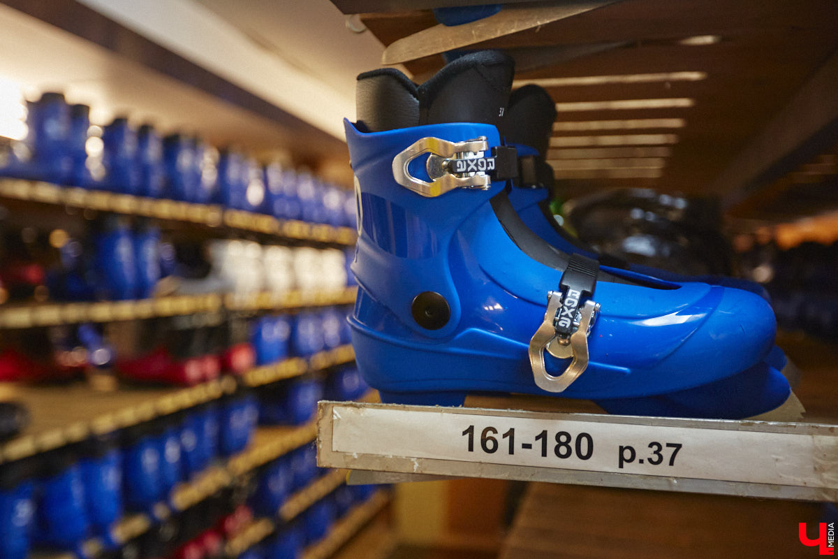 За окном еще ноябрь, но время для зимних забав настало. По традиции самым первым во Владимире открылся каток на свежем воздухе «Пингвин». Рассказываем, сколько стоит выйти на лед, и показываем фотоотчет с лицами тех, кто уже успел это сделать.