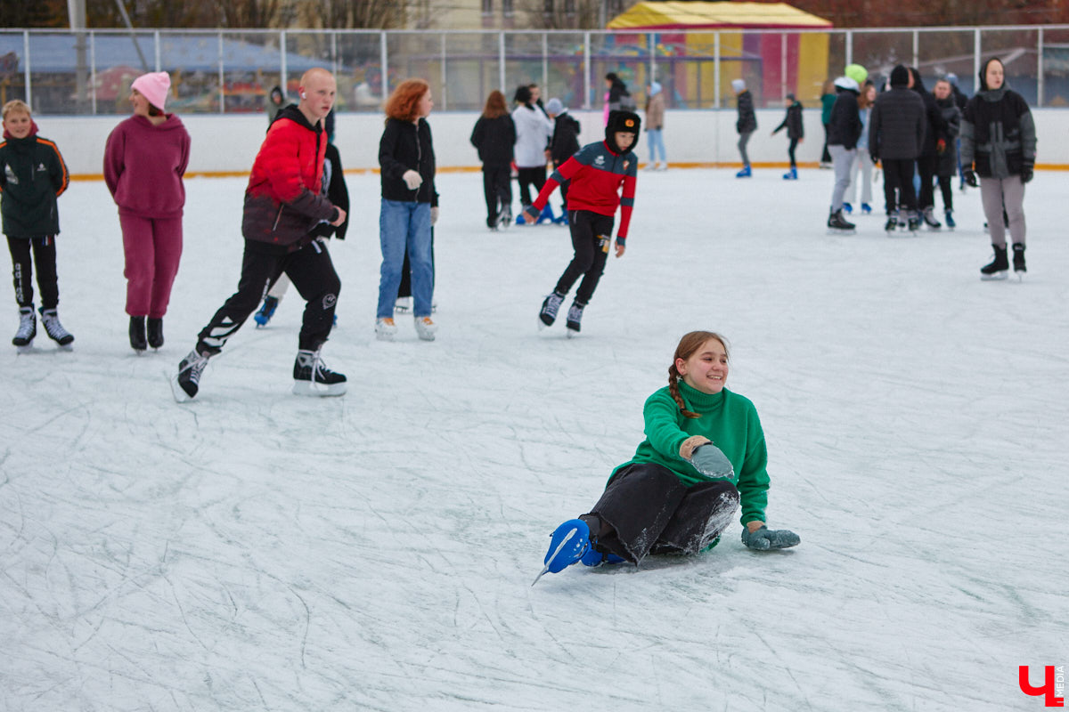 За окном еще ноябрь, но время для зимних забав настало. По традиции самым первым во Владимире открылся каток на свежем воздухе «Пингвин». Рассказываем, сколько стоит выйти на лед, и показываем фотоотчет с лицами тех, кто уже успел это сделать.