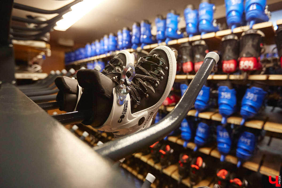 За окном еще ноябрь, но время для зимних забав настало. По традиции самым первым во Владимире открылся каток на свежем воздухе «Пингвин». Рассказываем, сколько стоит выйти на лед, и показываем фотоотчет с лицами тех, кто уже успел это сделать.