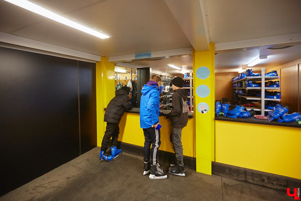 За окном еще ноябрь, но время для зимних забав настало. По традиции самым первым во Владимире открылся каток на свежем воздухе «Пингвин». Рассказываем, сколько стоит выйти на лед, и показываем фотоотчет с лицами тех, кто уже успел это сделать.