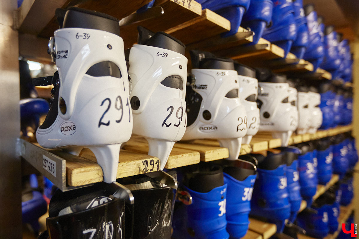 За окном еще ноябрь, но время для зимних забав настало. По традиции самым первым во Владимире открылся каток на свежем воздухе «Пингвин». Рассказываем, сколько стоит выйти на лед, и показываем фотоотчет с лицами тех, кто уже успел это сделать.