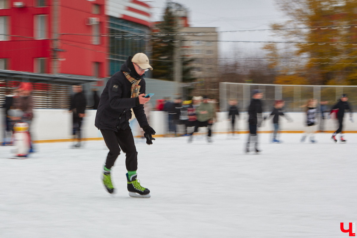 За окном еще ноябрь, но время для зимних забав настало. По традиции самым первым во Владимире открылся каток на свежем воздухе «Пингвин». Рассказываем, сколько стоит выйти на лед, и показываем фотоотчет с лицами тех, кто уже успел это сделать.