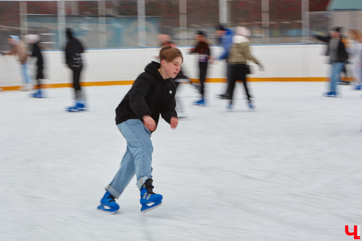 За окном еще ноябрь, но время для зимних забав настало. По традиции самым первым во Владимире открылся каток на свежем воздухе «Пингвин». Рассказываем, сколько стоит выйти на лед, и показываем фотоотчет с лицами тех, кто уже успел это сделать.