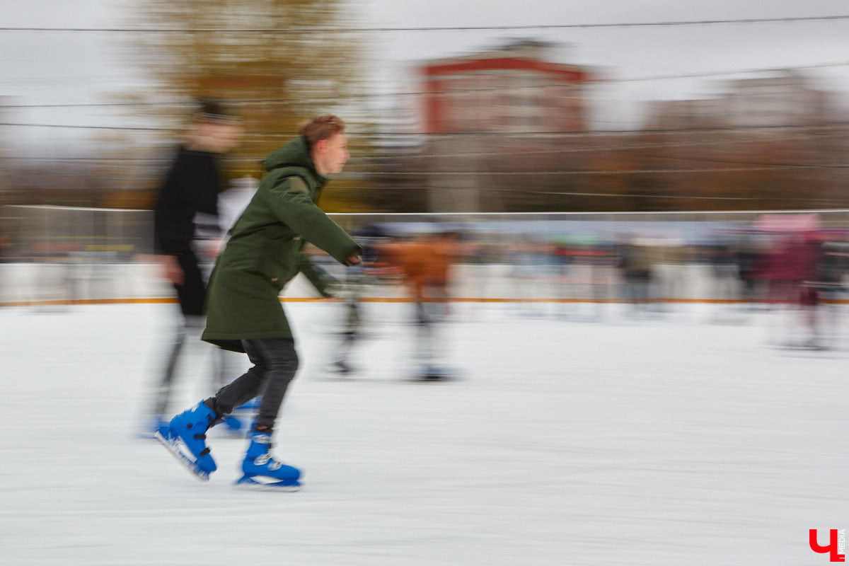 За окном еще ноябрь, но время для зимних забав настало. По традиции самым первым во Владимире открылся каток на свежем воздухе «Пингвин». Рассказываем, сколько стоит выйти на лед, и показываем фотоотчет с лицами тех, кто уже успел это сделать.