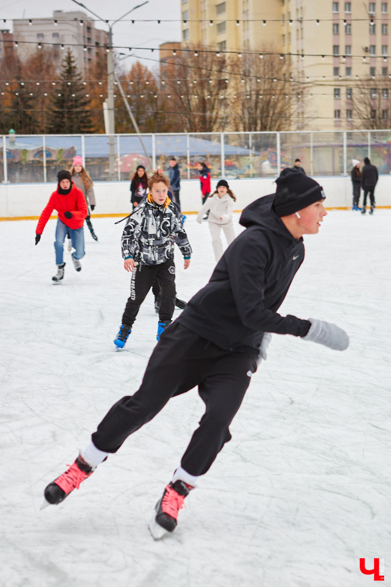За окном еще ноябрь, но время для зимних забав настало. По традиции самым первым во Владимире открылся каток на свежем воздухе «Пингвин». Рассказываем, сколько стоит выйти на лед, и показываем фотоотчет с лицами тех, кто уже успел это сделать.