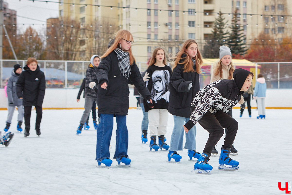 За окном еще ноябрь, но время для зимних забав настало. По традиции самым первым во Владимире открылся каток на свежем воздухе «Пингвин». Рассказываем, сколько стоит выйти на лед, и показываем фотоотчет с лицами тех, кто уже успел это сделать.