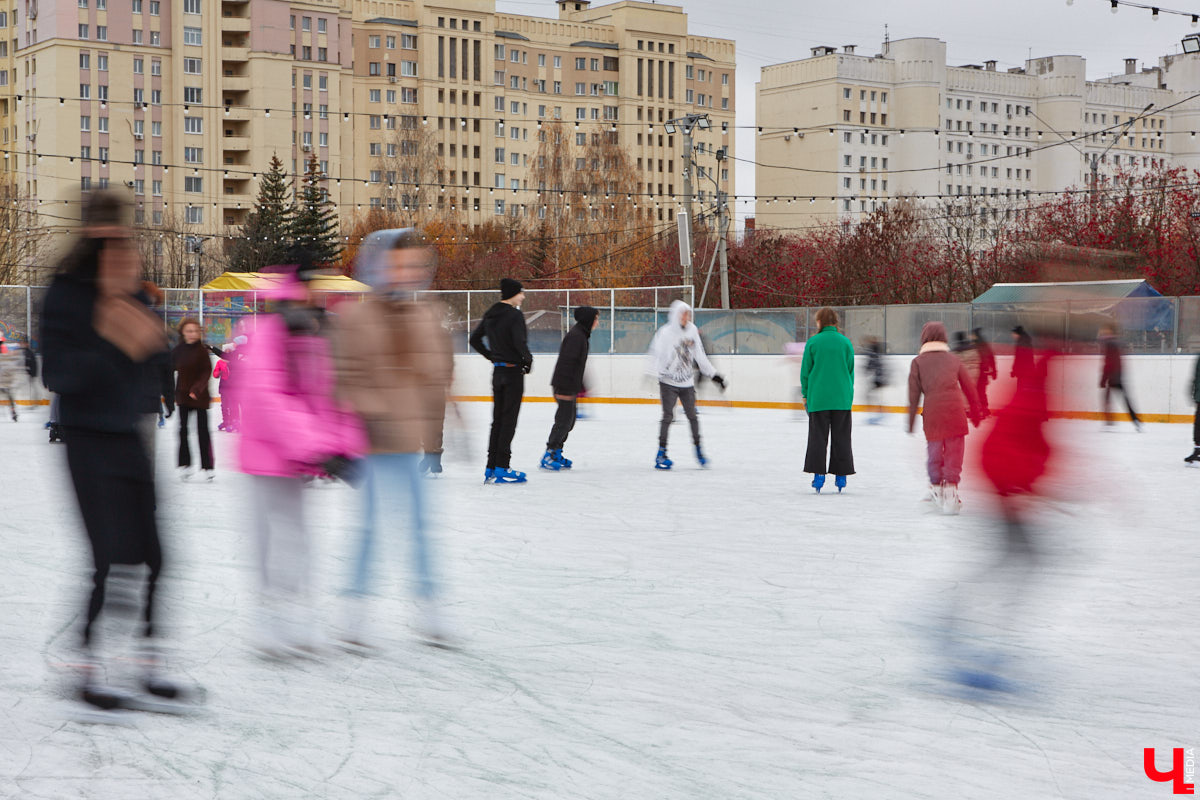 За окном еще ноябрь, но время для зимних забав настало. По традиции самым первым во Владимире открылся каток на свежем воздухе «Пингвин». Рассказываем, сколько стоит выйти на лед, и показываем фотоотчет с лицами тех, кто уже успел это сделать.