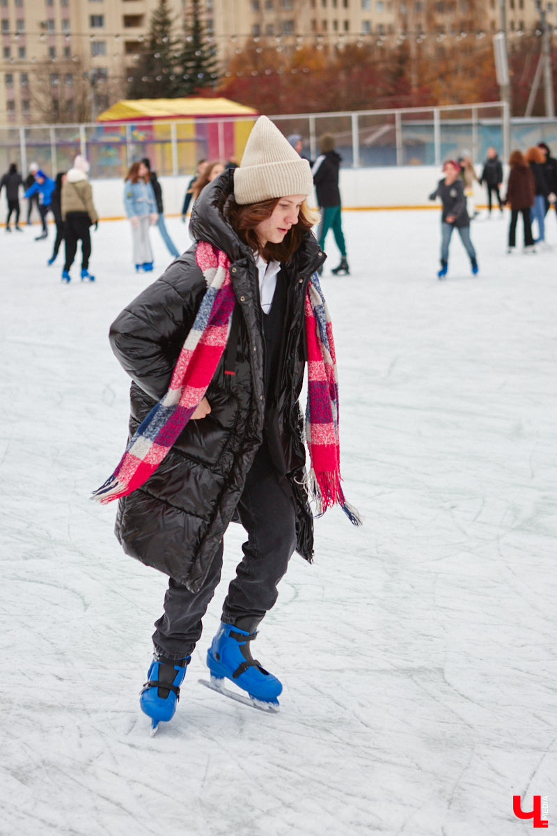 За окном еще ноябрь, но время для зимних забав настало. По традиции самым первым во Владимире открылся каток на свежем воздухе «Пингвин». Рассказываем, сколько стоит выйти на лед, и показываем фотоотчет с лицами тех, кто уже успел это сделать.